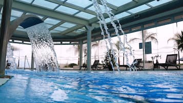 2 piscines couvertes, 4 piscines extérieures, parasols de plage