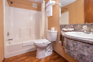 經濟單人房, 1 張加大雙人床, 雪櫃和微波爐 | 浴室 | 提供毛巾