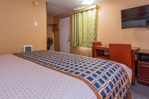 Quarto solteiro, 1 cama King, geladeira e micro-ondas | Escrivaninha, quartos à prova de som, camas extras/dobráveis (sobretaxa)