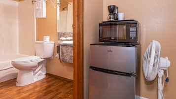 Quarto solteiro econômico, 1 cama Queen, geladeira e micro-ondas | Banheiro | Toalhas de banho