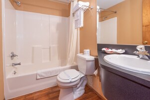 Single Room, 1 King Bed, Refrigerator & Microwave | Bathroom | Towels
