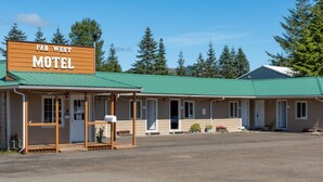 A motel with a green roof, multiple rooms, and a sign reading "Far West Motel". - Far West Motel (Forks)