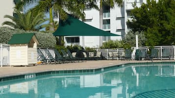 Kolam renang outdoor dan sebuah kolam renang air hangat