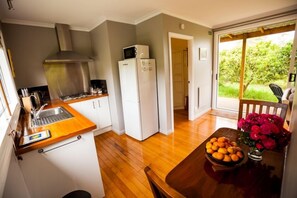 Kühlschrank, Mikrowelle, Herdplatte, Wasserkocher mit Kaffee-/Teezubehör