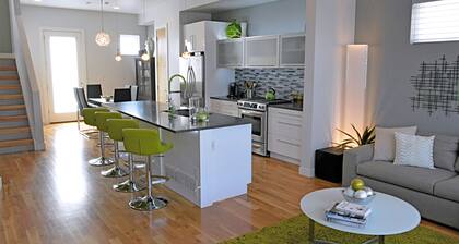¡NUEVO! Amplio y moderno Highlands Townhome con impresionantes vistas de la ciudad!