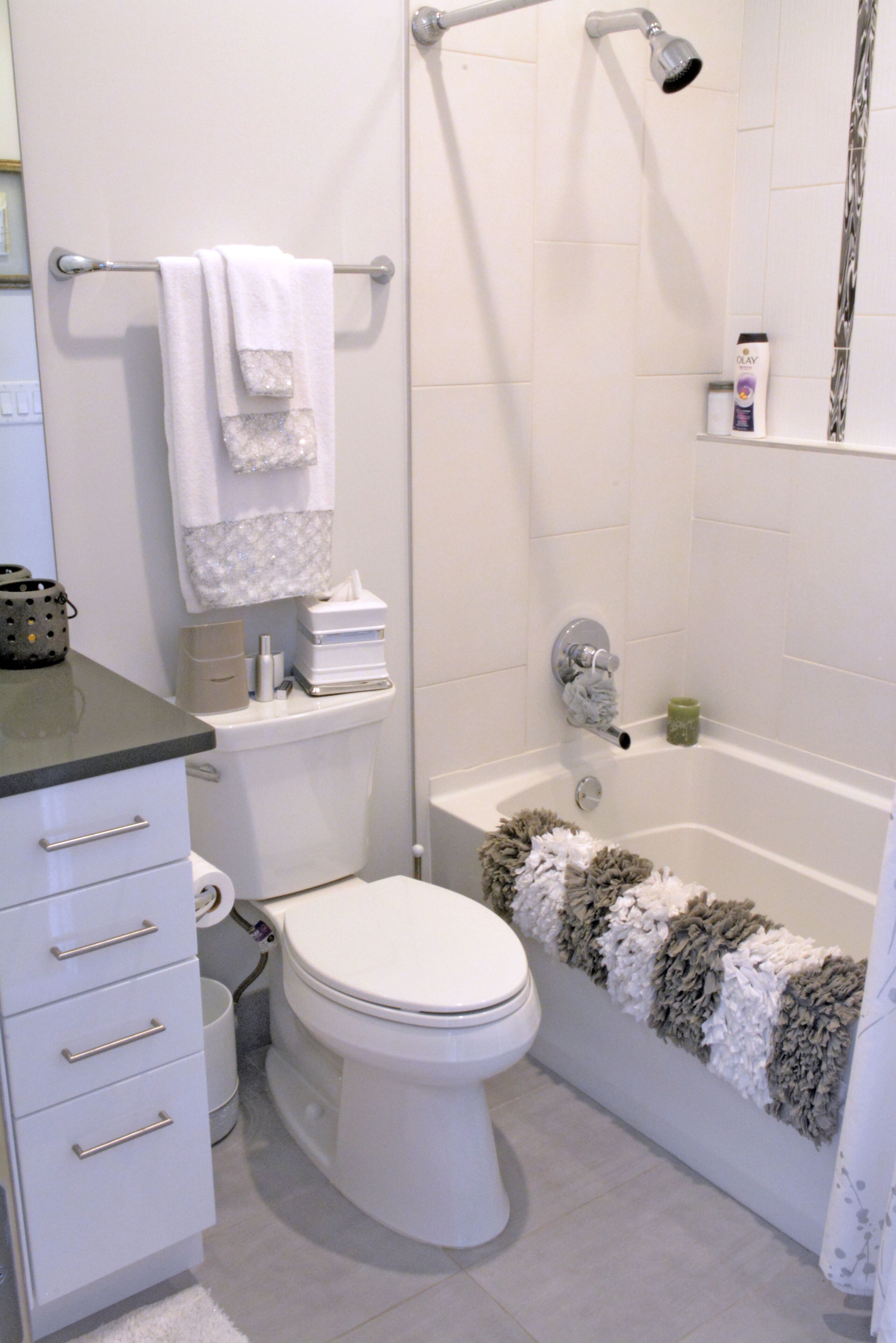 Ein Badezimmer mit Toilette, Dusche und Badewanne.