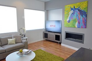 Smart TV, fireplace, table tennis, stereo