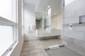 Dusj, hårføner og håndklær