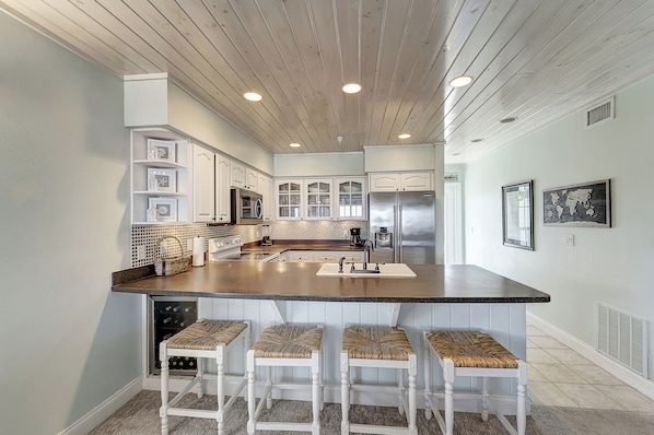 冷蔵庫、電子レンジ、オーブン、コンロ