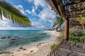Plage, chaises longues, serviettes de plage