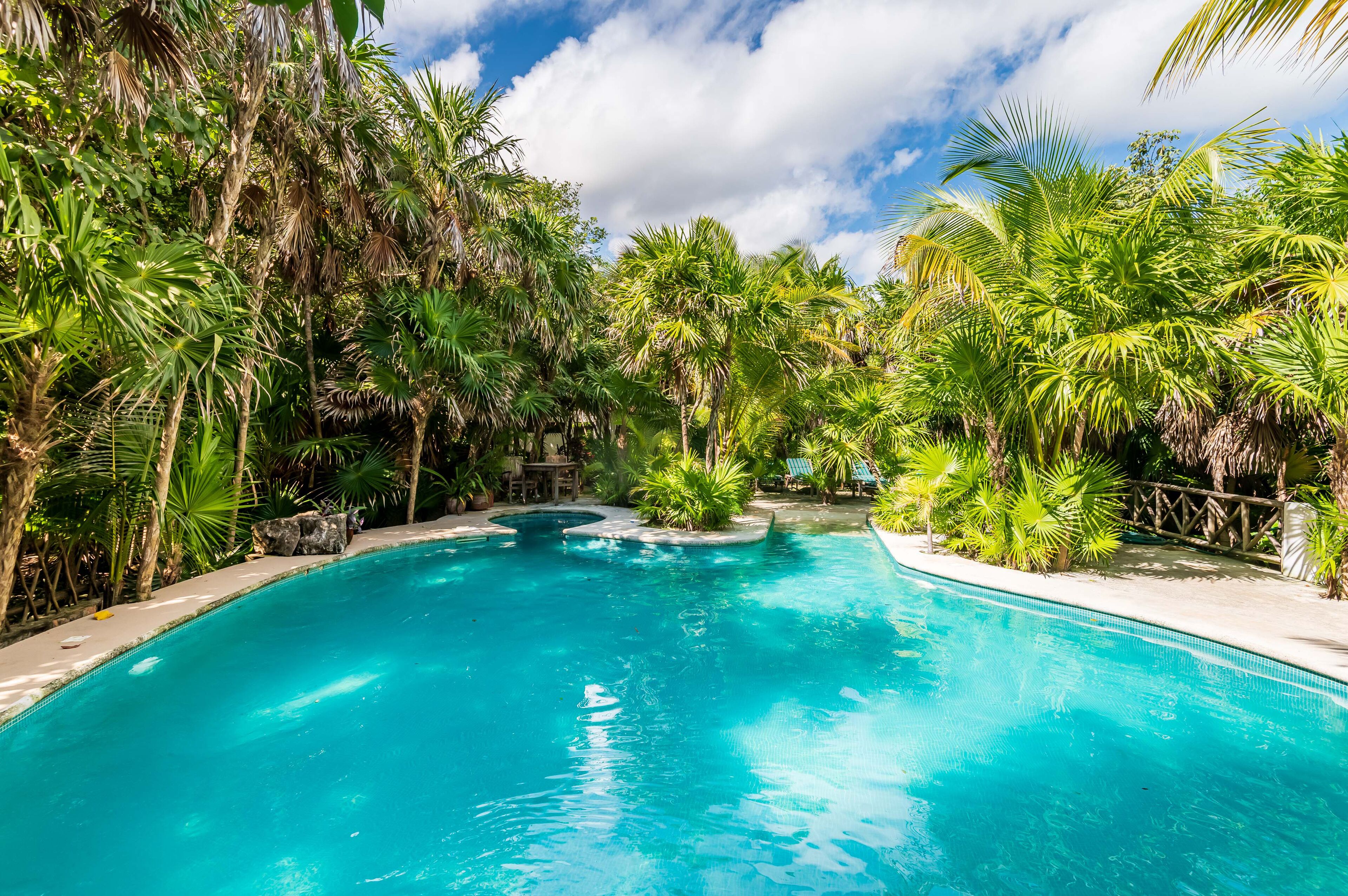 Piscine extérieure, piscine chauffée, chaises longues
