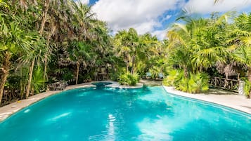 Piscine extérieure, piscine chauffée, chaises longues