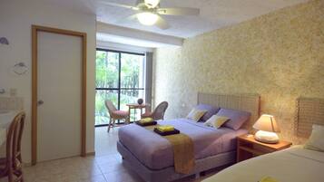 5 quartos, cofres nos quartos, escrivaninha