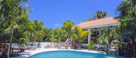 屋外プール、温水プール、サンラウンジャー