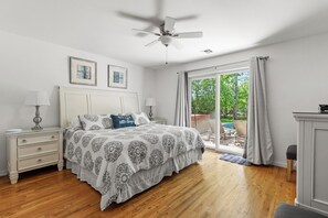 5 chambres, bureau, fer et planche à repasser, lit de bébé portatif