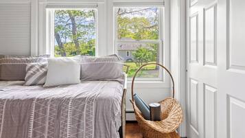 5 bedrooms, desk, iron/ironing board, travel cot