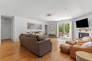 Téléviseur connecté, foyer, table de ping-pong, livres