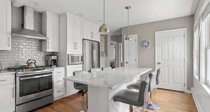 Hampton’s Haven: Heated Pool, Hot Tub & Gameroom! 2 miles to Rogers Beach