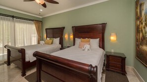 5 bedrooms, in-room safe, iron/ironing board, travel crib - Chic, casual luxury, private, spacious, ideal location minutes walk to the beach (Puerto Aventuras)