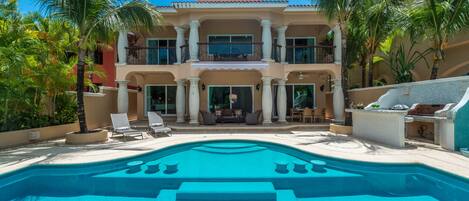 حمّام سباحة خارجي