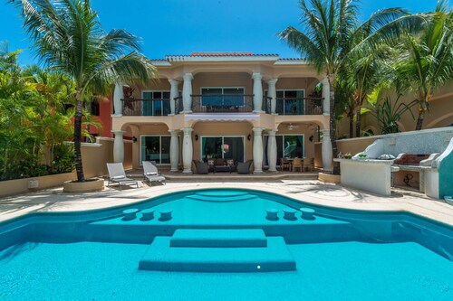 Chic, casual luxury, private, spacious, ideal location minutes walk to the beach