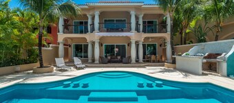 Tyylikäs, rento ylellisyys, yksityinen, tilava, ihanteellinen sijainti minuutin kävelymatkan päässä rannalta