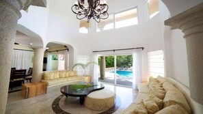 Smart TV, video games, DVD player, books - Chic, casual luxury, private, spacious, ideal location minutes walk to the beach (Puerto Aventuras)