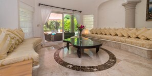 TV connectée, jeux vidéo, lecteur de DVD, livres