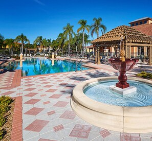 Piscine extérieure, piscine chauffée, chaises longues