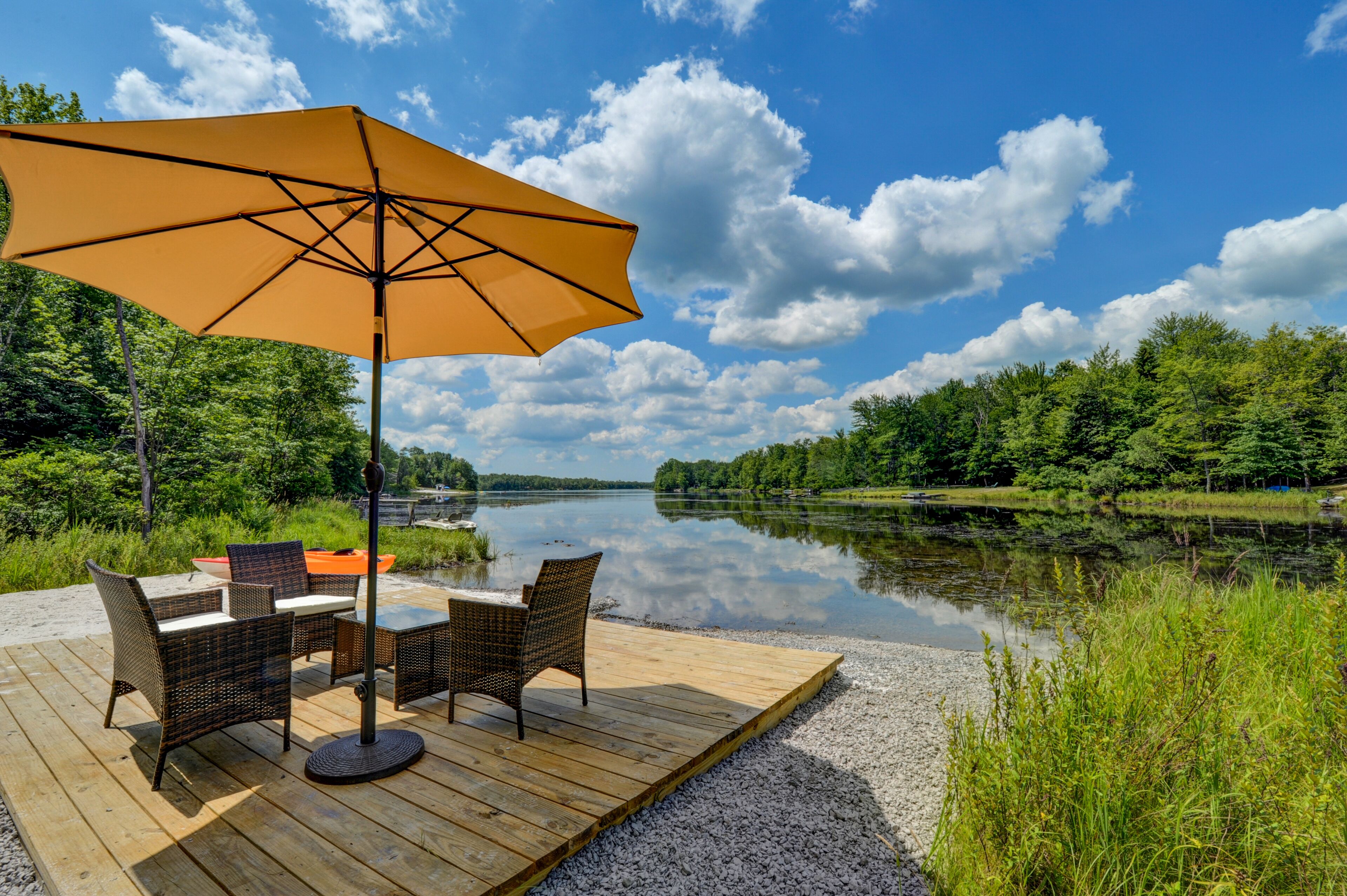Lakefront ~ Hot tub ~ Pool and Beach ~ Fire Pit ~ 3 Kayaks