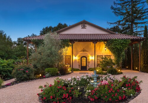 Custom Winemaker's home - WALKING distance to 9 wineries! This is the place.