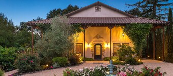 Custom Winemaker's home - WALKING distance to 9 wineries! This is the place.
