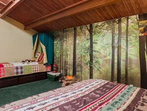 3 habitaciones, escritorio y tabla de planchar con plancha 
