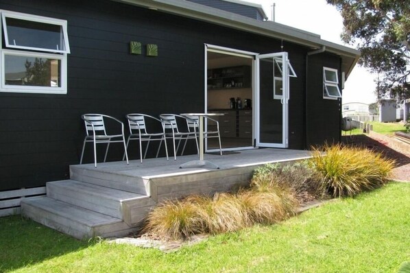 Exterior - SNAZZY!  Right in the middle of the action! (Waihi Beach)