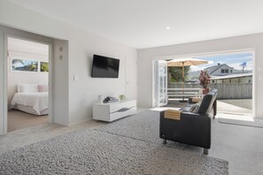 Unclassified image, 5 of 24, button - SNAZZY!  Right in the middle of the action! (Waihi Beach)