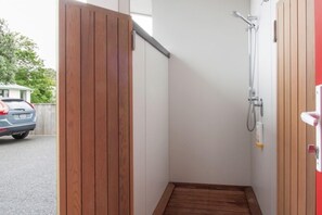 Combined shower/tub, hair dryer, towels, soap - SNAZZY!  Right in the middle of the action! (Waihi Beach)