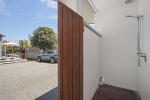 Unclassified image, 3 of 24, button