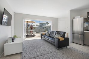 Unclassified image, 3 of 24, button - SNAZZY!  Right in the middle of the action! (Waihi Beach)