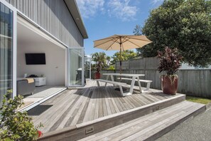 Unclassified image, 4 of 24, button - SNAZZY!  Right in the middle of the action! (Waihi Beach)