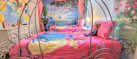 3 Schlafzimmer, Schreibtisch, Bügeleisen/Bügelbrett, Reisekinderbett