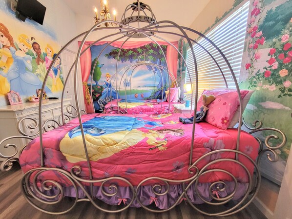 Un dormitorio con cama con dosel, un mural en la pared y una ventana con persianas.