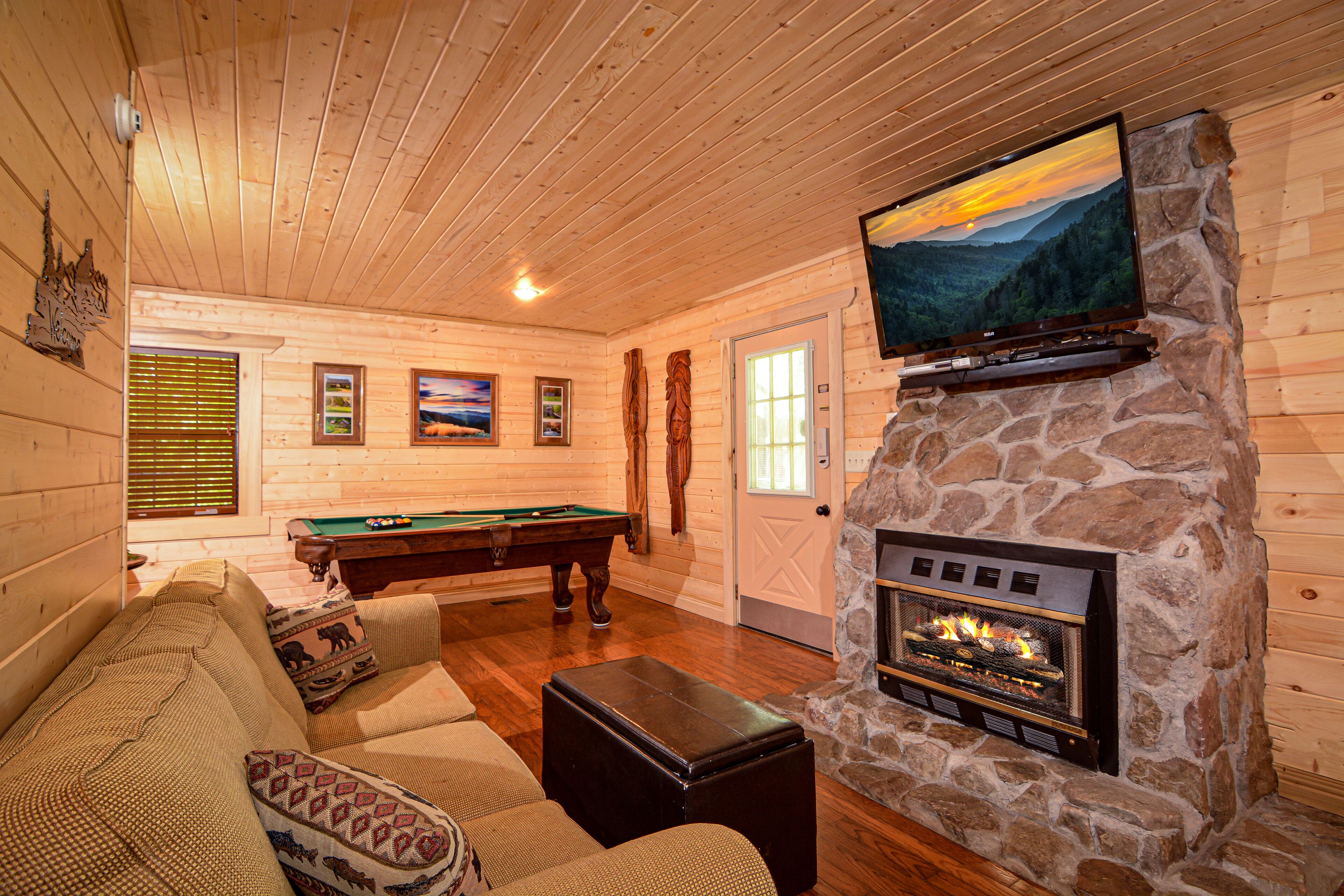 Smart-tv, een open haard en een dvd-speler