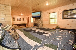 1 bedroom, free WiFi, bed sheets - Gatlinburg Cabin, Tickets, Heart Whirlpool, Hot Tub Pool Table King Bed Internet (Gatlinburg)