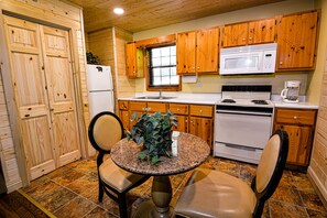 Fridge, microwave, oven, stovetop - Gatlinburg Cabin, Tickets, Heart Whirlpool, Hot Tub Pool Table King Bed Internet (Gatlinburg)