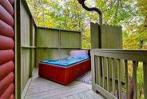 Outdoor spa tub - Gatlinburg Cabin, Tickets, Heart Whirlpool, Hot Tub Pool Table King Bed Internet (Gatlinburg)