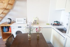 Luxury Loft and Free wifi egg | Makan di kamar