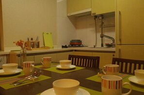 Großer Kühlschrank, Mikrowelle, Kochgeschirr/Geschirr/Besteck