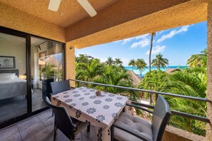 Outdoor dining - Third-Floor Nautibeach Condo 22 – 2 Bedroom, Family-Friendly Vacation on the Beachfront (Isla Mujeres)