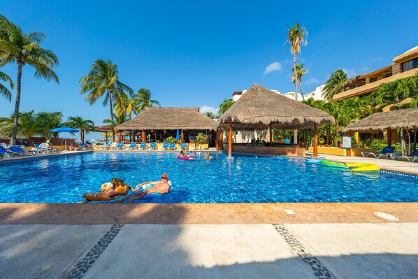 Pool - Nautibeach Condo 22  – 2 Bedroom, Family-Friendly Vacation on the Beachfront Third-Floor (Isla Mujeres)