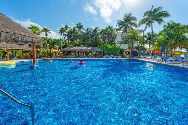Pool - Nautibeach Condo 22  – 2 Bedroom, Family-Friendly Vacation on the Beachfront Third-Floor (Isla Mujeres)